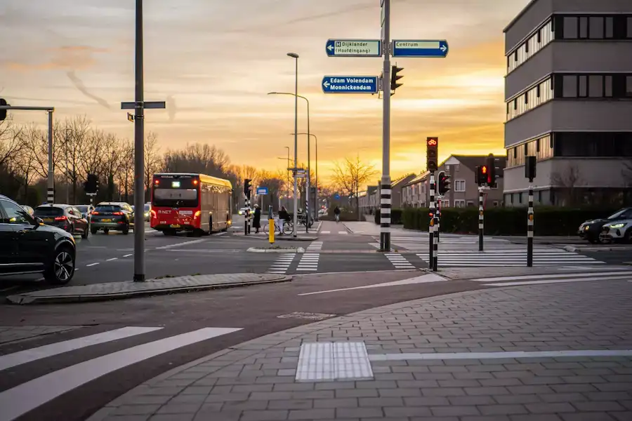 Rijschool Purmerend – verkeerssituatie waar RAZ Rijschool leerlingen voorbereidt op het CBR-praktijkexamen.