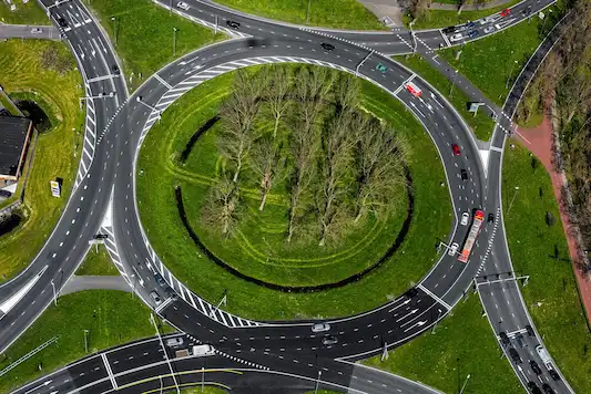 Luchtfoto van de grote rotonde in Alkmaar waar RAZ Rijschool regelmatig rijlessen geeft en verkeerssituaties oefent.