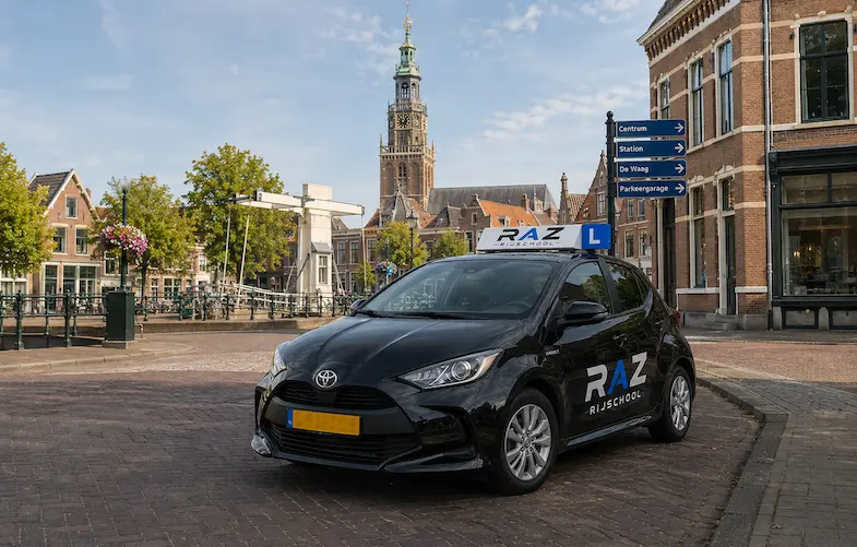 Toyota Yaris lesauto van RAZ Rijschool voor automaat- en schakelrijlessen in Alkmaar, Hoorn, Zaandam, Amsterdam, Purmerend en omliggende regio's.
